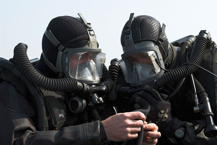 Redo att påbörja uppdraget. Helmaskerna ger dykarna möjlighet att kommunicera och de omagnetiska LEBA-apparaterna minimerar riskerna för att minorna utlöses av misstag. Uppgift: röj minfälten – Royal Navys VSW-team