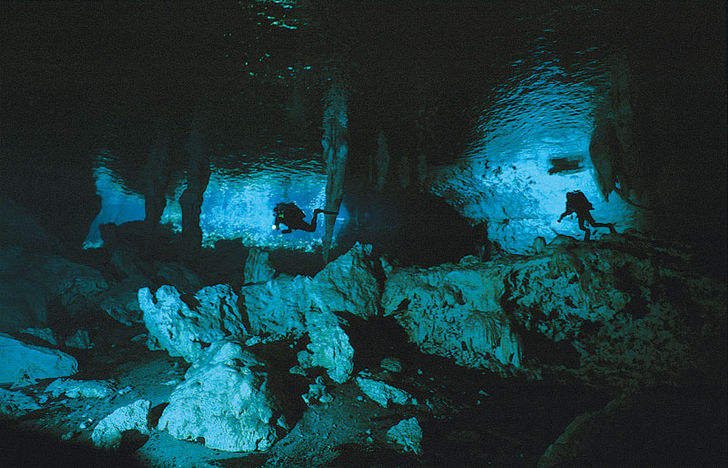 Dykare på väg in i maffiga Gran Cenote.. Underjordiska salar - grottorna på Yucatanhalvön