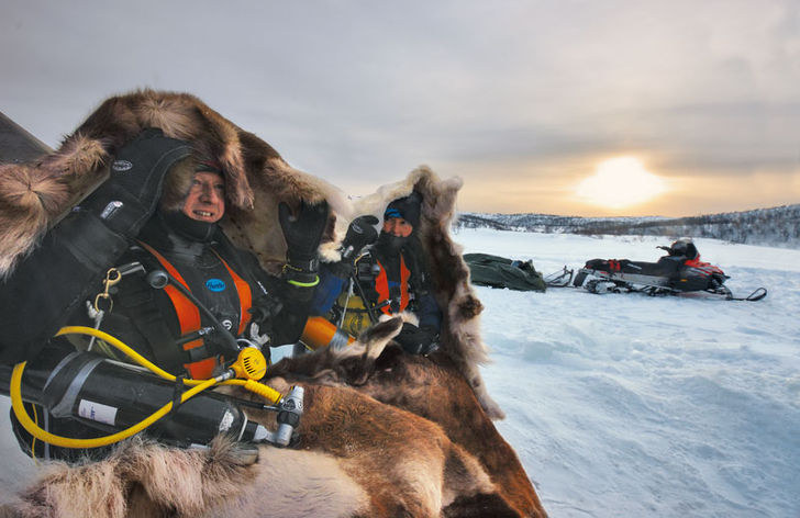 Vindskydd. Renskinn skyddar perfekt mot den bitande vinden som sveper över den istäckta sjön Myggvann.
Norge – Kalla kårar i Kirkenes