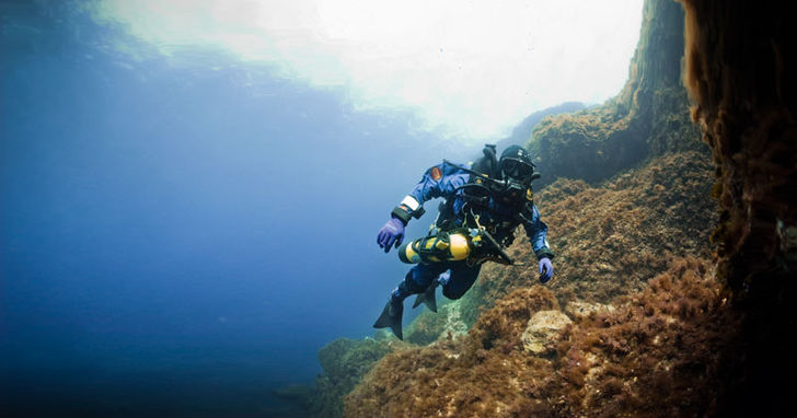 Också under okomplicerade fritidsdyk på grunda vatten rekommenderar utbildningsorganisationerna att man dyker med en stageflaska för bailout. Poseidon Discovery CCR – helsluten sportsdykar-rebreather