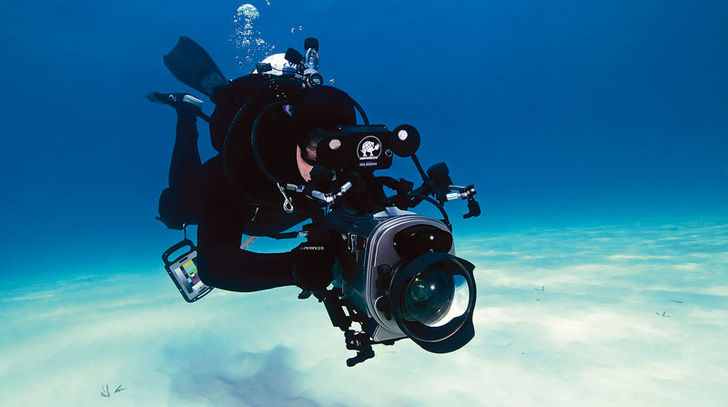Filmaren Mikael Hådell i klassisk fallskärmsposition under en tagning av tigerhaj runt Bahamas. Både filmare och UV-hus perfekt avvägda redo att skjuta stabila tagningar. Videoskolan del 2 – berätta med bilder