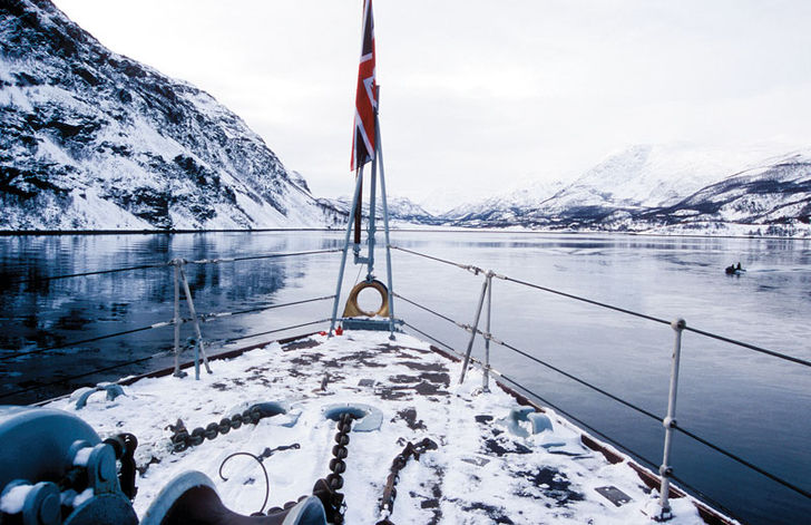 Brittiska jagaren HMS Quorn på väg genom iskalla Kaafjord. X-factor – Jakten på miniubåten X5