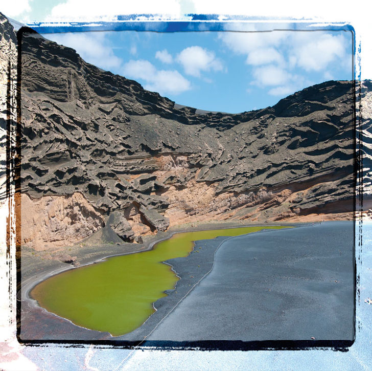 Lanzarote är en vulkanö med dramatiska lavaformationer. Som här vid den gröna algsjön El Golfo. Lanzarote – Dykning, motion och familjesemester