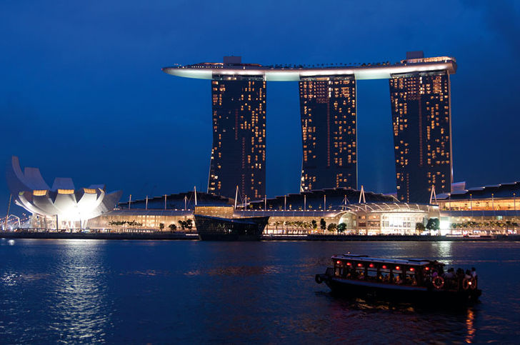 Ett bra exempel på hur lång slutartid och stativ kan fånga ett vackert stadslandskap (här i Singapore). Så här tar du bättre semesterbilder
