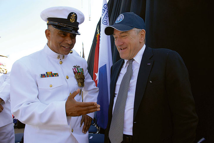 Master Chief Petty Officer of the Navy (MCPON) Joe R. Campa Jr. i samtal med skådespelaren Robert De Niro. (Foto: US Navy) Mästerdykare hedrad