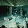 På väg längs en ledlina i tunnelkomplexet Nohoch Nai Chich.
Underjordiska salar - grottorna på Yucatanhalvön
