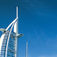 Dykbåt i småbåtshamnen i Dubai. Hotellet Burj Al Arab i bakgrunden. Mix i Mellanöstern – rena öknen eller san(d)slöst bra?