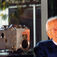 JYC på ålderns höst tillsammans med en av sina första 35-mm kameror för undervattensfilmning. Jacques-Yves Cousteau - 100 år