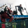 Jan Öijeberg hjälper min parkamrat Magnus Persson upp efter vårt första magiska dyk på Svaerdfisken. Jan Öijeberg hjälper min parkamrat Magnus Persson upp efter vårt första magiska
