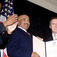 I oktober 2000 erhöll Carl Brashear (i mitten) en belöning för ”Outstanding Public Service” från skådespelaren Cuba Gooding Jr och dåvarande försvarsministern William Cohen. Gooding porträtterade Brashear i filmen ”Ärans män”. (Foto: US Air Force)
Mästerdykare hedrad