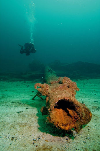 Titel Dykare och mast
Plats S/S Bandak, Sognefjord, Norge
Kamera Canon 400D i ett Ikelitehus, 10-22mm
Exponering 1/15 sek, F8, ISO400
Blixt En Ikelite DS125 och en DS160
Kommentar I den här bilden har jag arbetat med ingredienserna: vatten, dykare, mast och sandbotten. Mikkel Noe-Nygaard – arkitekten