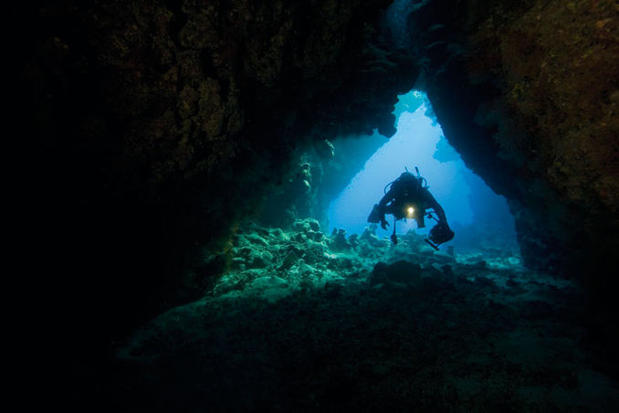 Titel Dykare i grottan
Plats St Johns Caves, Röda havet, Egypten
Kamera Canon 400D i Ikelite hus, 10-22mm
Exponering 1/15 sek, F9, ISO400
Blixt En Ikelite DS125
Kommentar Jag gillar verkligen hur dykarens profil matchar grottöppningen, samtidigt som mörkret omkring honom kan få igång fantasin. St Johns Caves erbjuder otaliga fototillfällen och det var bara ett av dem. Mikkel Noe-Nygaard – arkitekten
