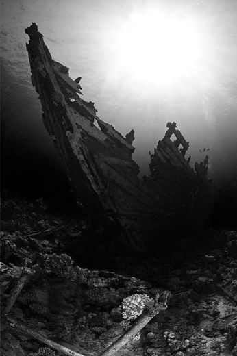 Titel Pirates of the Red Sea
Plats Erg Abu Dabab, Marsa Alam.
Kamera Canon EOS 7D i Sea & Sea hus, Tokina 11-17mm fisheye.
Exponering 1/200 sek, F7,1, ISO200.
Blixt Två Sea & Sea YS-110
Kommentar På 15 meters djup hittade jag denna förlista safaribåt. Jag tyckte den såg spännande ut. Plötsligt när jag var vid fören hittade jag bilden jag sökte. Tomas Jansson – Fotograferande fridykare