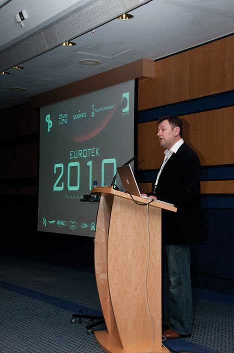 Leigh hälsar alla välkomna och öppnar konferensen. Eurotek 2010 – Advanced and Technical Diving Conference