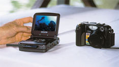 Denna enhet kan läsa flera olika kortformat, visa bilder på den inbyggda skärmen och dessutom spela upp film och mp3-filer. Den finns i flera storlekar – här med 40GB hårddisk. Bevara mig väl! – hur du skyddar och bevarar dina digitala bilder