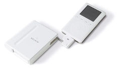 Med detta tillbehör till din iPod kan du läsa flash ram-kort på stående fot. Har du dessutom en iPod Photo kan du se bilderna på färgskärmen. Annars kan du använda iPod’en för transport eller backup. Men det är inte fy skam det heller. Bevara mig väl! – hur du skyddar och bevarar dina digitala bilder