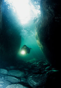 På väg in i en grotta i Tufjorden. Nordkap – på toppen av Europa