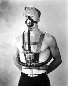 Lambertsen Amphibious Respirator Unit, ett slutet syrgassystem som var utrustat med ett kolfilter.