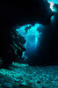 Caverns och grottor runt ön Aka erbjuder en spektakulär dykupplevelse i världsklass.